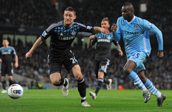 置咫尺之遥 置咫尺之遥